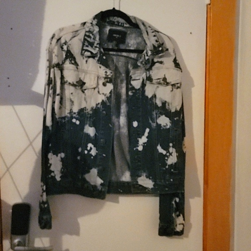 Splatter denim jacket 🤍 - Picture 6 of 8